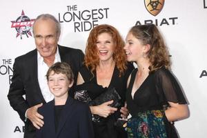 los angeles, 6 feb - ron shelton, lolita davidovich, valentina shelton bij de première van de langste rit los angeles in het tcl chinese theater op 6 april 2015 in los angeles, ca foto