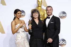 los angeles, 28 februari - priyanka chopra, margaret sixel, liev schreiber bij de 88e jaarlijkse academieprijzen, perskamer in het dolby theater op 28 februari 2016 in los angeles, ca foto