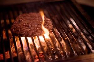 heerlijk gegrild vlees op de barbecue foto