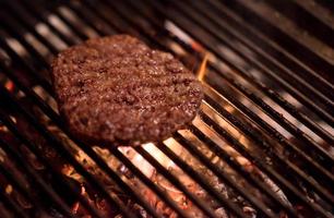 heerlijk gegrild vlees op de barbecue foto