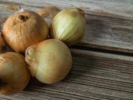 de uien op houten tafel voor eten of koken concept. foto