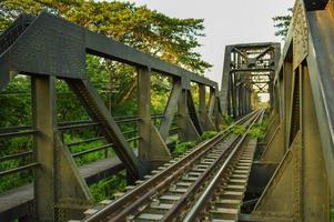 zwart staal spoorbrug structuur concept technologie civiele techniek vervoer hogesnelheidstrein reizen foto
