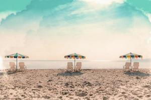 witte strandstoel en parasol op tropisch strand met blauwe hemelachtergrond, aquarel digitale schilderstijl foto