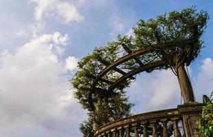 klassiek uitzichtpunt in Italiaanse tuin met blauwe lucht en kopieerruimte. foto