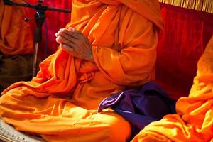 monniken bidden bidden is religieuze rituelen in Thaise ceremonie. monniken, thailand foto