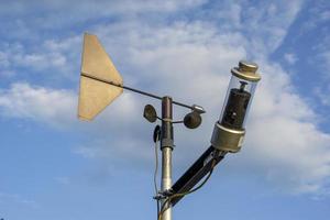 windsnelheid meetinstrument de achtergrond is een lucht met witte pluizige wolken. foto