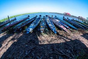 gondel, huurboot, gemotoriseerd bootpark langs de oevers van de rivier om op toeristen te wachten. foto