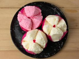 de Chinese pluizige rijstmeelcake op houten tafel voor de feestdag foto