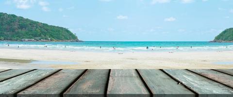 lange houten tafel met strandlandschap wazige achtergrond foto