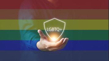 het concept van lgbti-mensen of lgbtq-queer mannenhanden met regenboogvlaggen en lgbtq-berichten om acceptatie door familie en samenleving uit te drukken foto