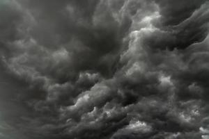 regenwolken en zwarte lucht getextureerde achtergrond foto