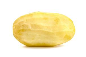 Geschilde Aardappelen Geïsoleerd Op Een Witte Achtergrond foto