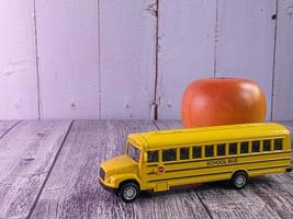 schoolbus op houten tafel voor onderwijsconcept foto