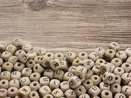 alfabetten op houten kubus voor onderwijs of communicatieconcept foto