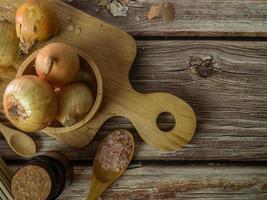 de uien op houten tafel voor eten of koken concept. foto