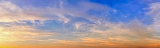 prachtig panorama met hoge resolutie van oranje en rode zonsondergangwolken in de avondlucht foto