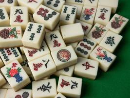 de mahjong op tafel oud Aziatisch bordspel close-up afbeelding foto