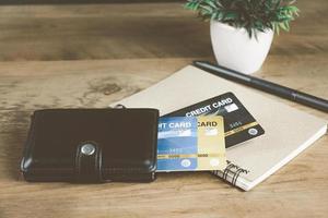 technologie online winkelconcept mannelijke hand met creditcard om de kosten te berekenen en online te winkelen foto