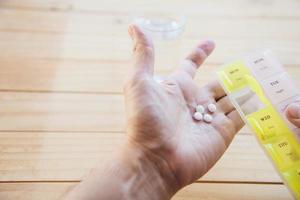 man gaat medicijntablet eten - mensen met een medisch gezondheidsprobleemconcept foto