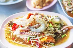 Thaise pittige papajasalade met zeevruchten - Thais beroemd voedselrecept foto