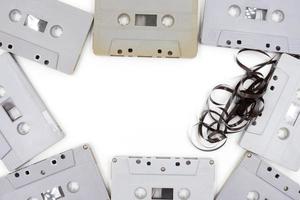 groep oude cassettebandjes op witte achtergrond. foto