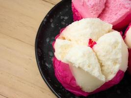 de Chinese pluizige rijstmeelcake op houten tafel voor de feestdag foto