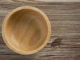 houten kom op houten tafel voor eten of koken concept foto