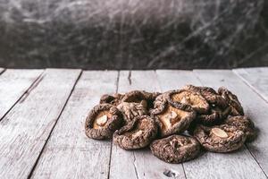 droge shiitake-paddenstoelen op houten tafel. foto