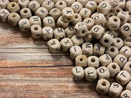 alfabetten op houten kubus voor onderwijs of communicatieconcept foto