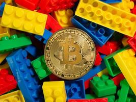 de bitcoin op plastic speelgoed muti kleur voor onderwijs of bedrijfsconcept
