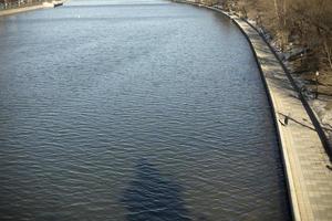 Moskou rivier uitzicht van bovenaf. grote rivier in de hoofdstad van rusland. zicht op water. foto