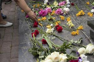 bloemen op grafsteen leggen. bloemen tijdens de ceremonie. graf van onuitputtelijke soldaat in rusland. foto