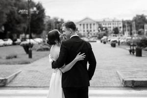 jong koppel bruid en bruidegom in een witte korte jurk foto