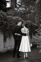 jong koppel bruid en bruidegom in een witte korte jurk foto