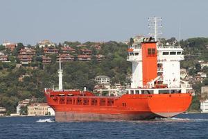 oranje vrachtschip foto