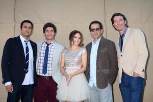 los angeles, 29 juli - kal penn, chris smith, rebecca breeds, tony shalhoub, jerry o connell arriveert op het cbs tca zomerfeest 2013 op de privélocatie op 29 juli 2013 in beverly hills, ca foto