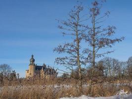wintertijd in een kasteel in duitsland foto
