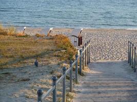 het strand van binz aan de blauwe zee foto