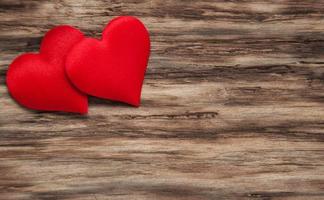 rode harten op een houten achtergrond foto