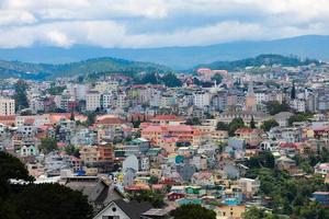 da lat stad, vietnam - 15,2022 juli landschap in de stad da lat stad, vietnam is een populaire toeristische bestemming. toeristische stad in het ontwikkelde vietnam. foto