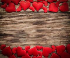 rode harten op een houten achtergrond foto