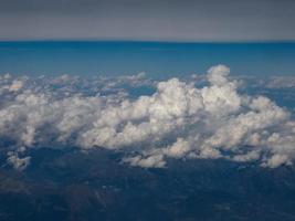 luchtfoto van de bergen van de alpen foto