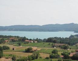 lago di viverone meer in italië foto