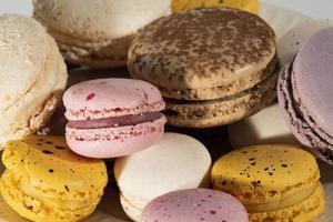 Franse zoete dessert macarons op wit. foto