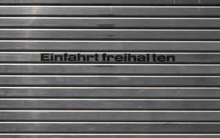 Duitse garagedeur met tekst einfahrt freihalten transl. blijf en foto