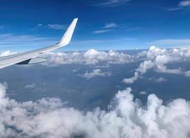 vliegtuig raam uitzicht op wolken 8 foto