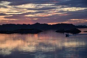 zonsondergang boven Noors vissersdorp in de zomer 8 foto