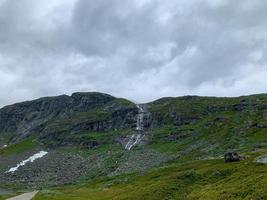 een kleine waterval gezien vanaf de rallarvegen-fietsweg in noorwegen foto