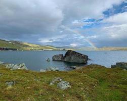 regenboog boven een meer in noorwegen, finse 1222 in de zomer 2 foto