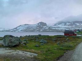 rallarvegen fietsweg in noorwegen tegen de zomer 16 foto
